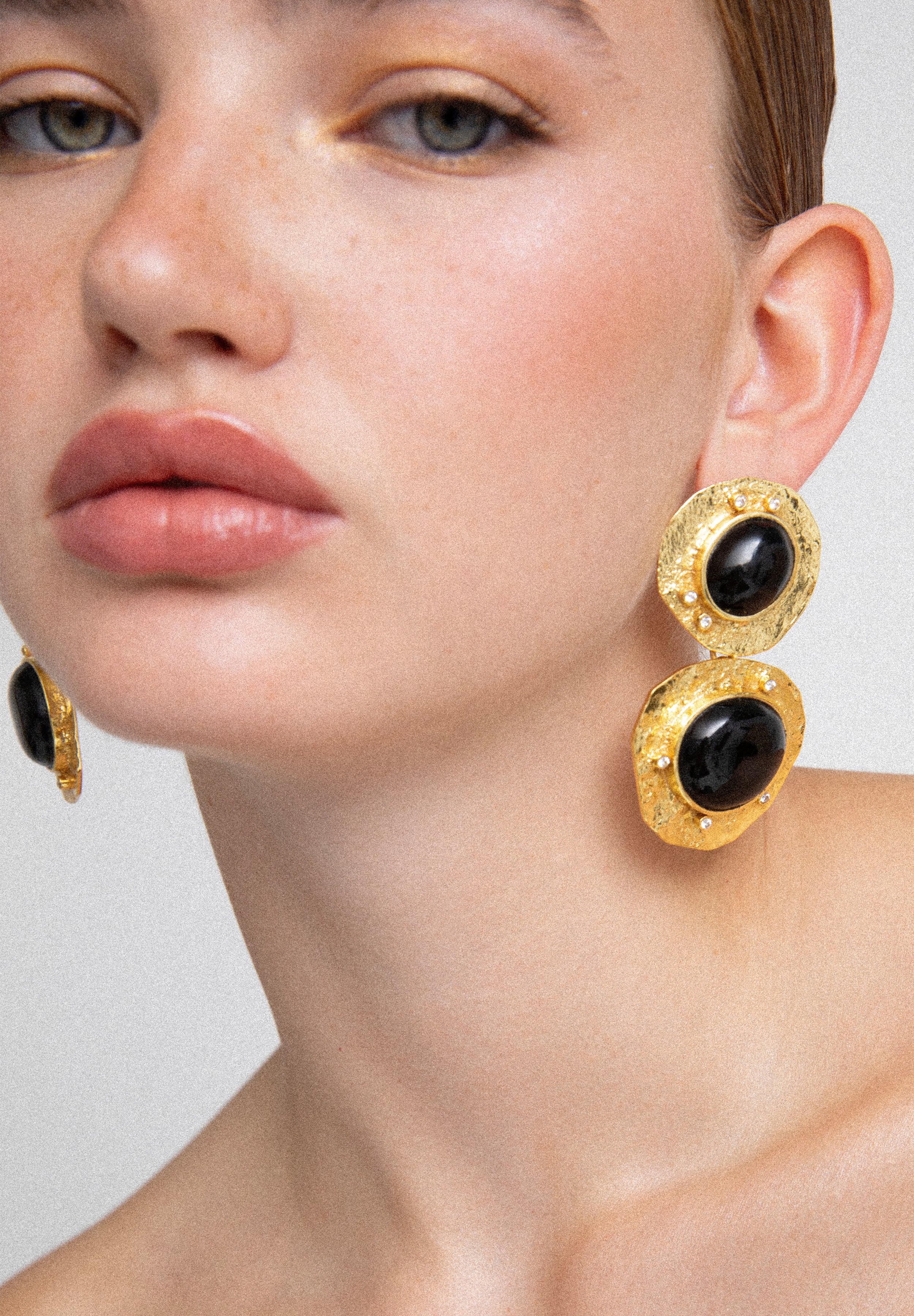 PENDIENTES NEGRO DORADOS
