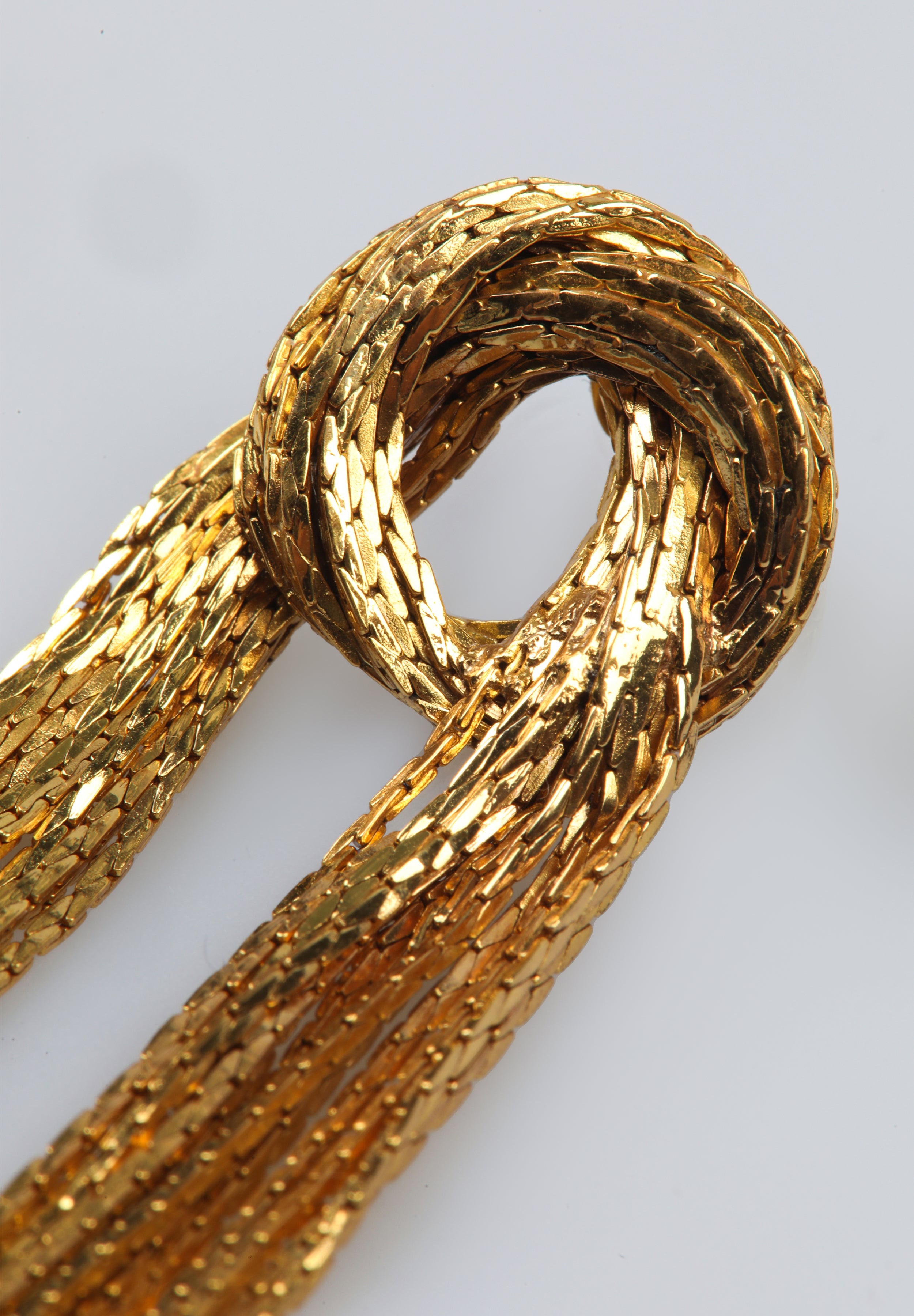 PENDIENTES NUDO FLECOS DORADO
