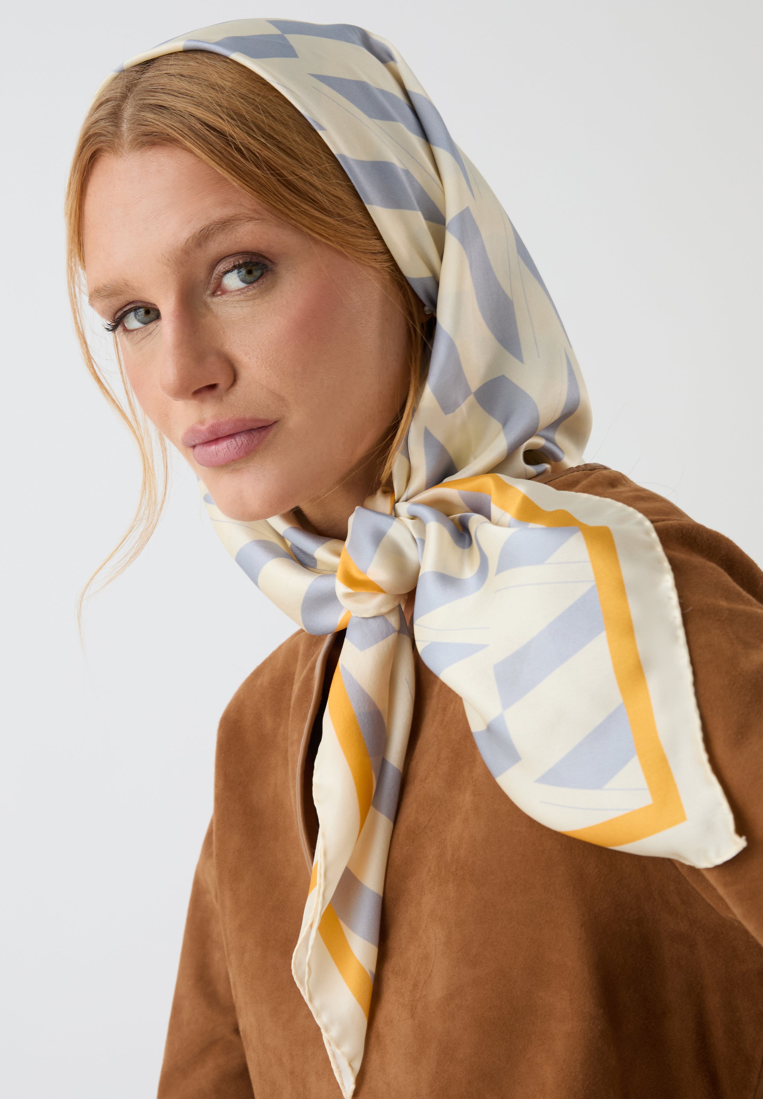 PAÑUELO LOGO BEIGE CELESTE