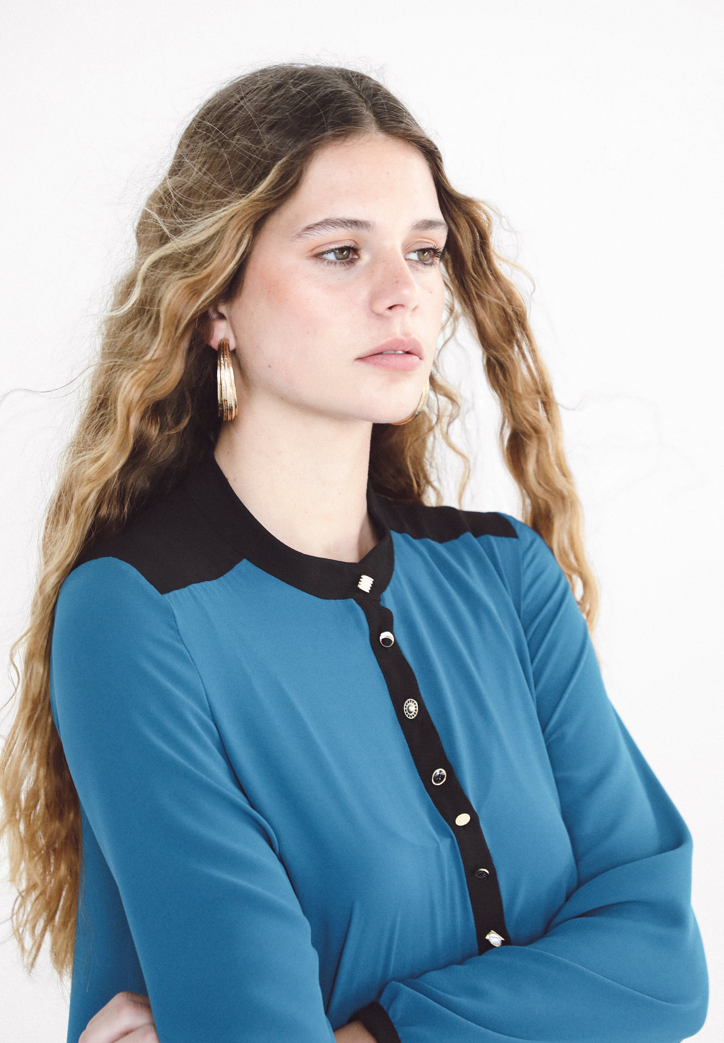NIA KAFTAN AZUL Y NEGRO