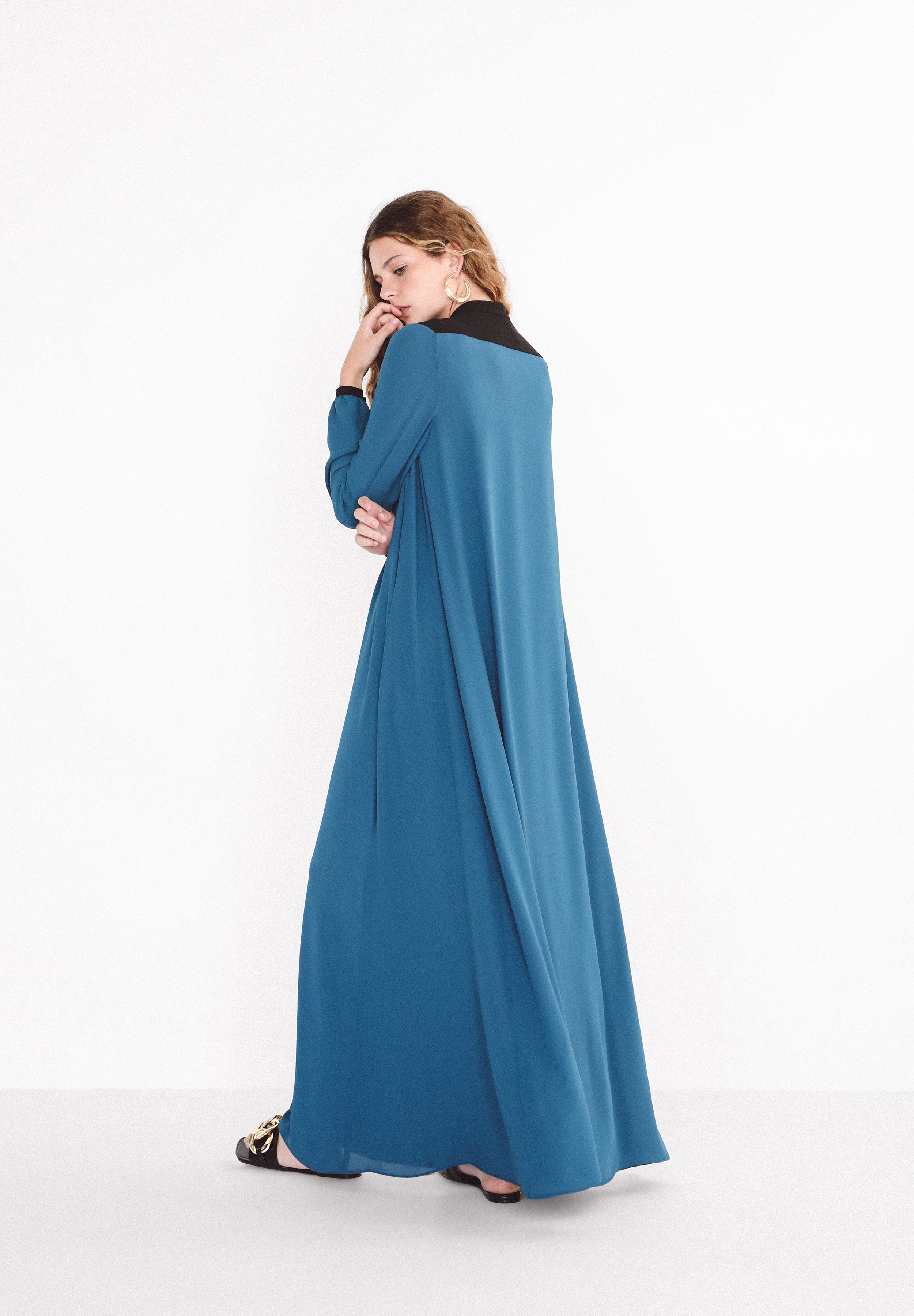 NIA KAFTAN AZUL Y NEGRO