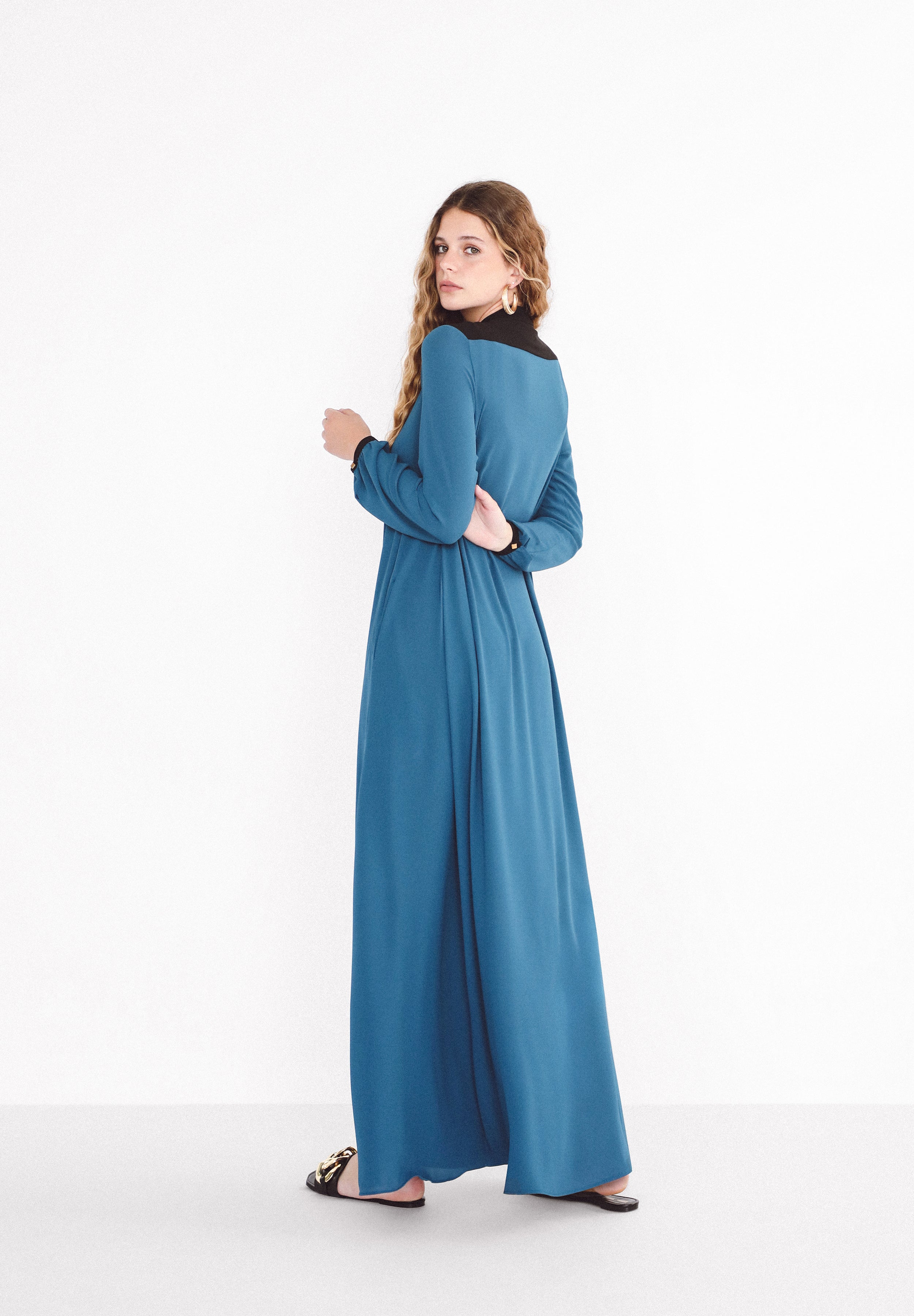 NIA KAFTAN AZUL Y NEGRO