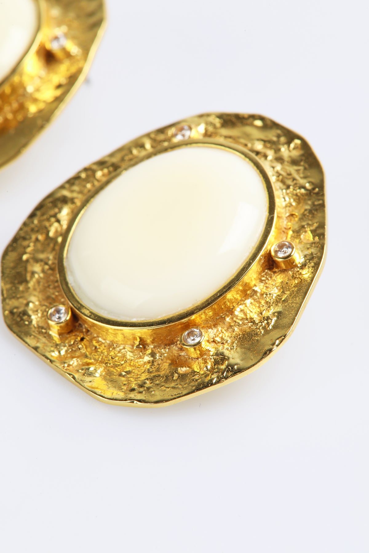 PENDIENTES BLANCO Y DORADO