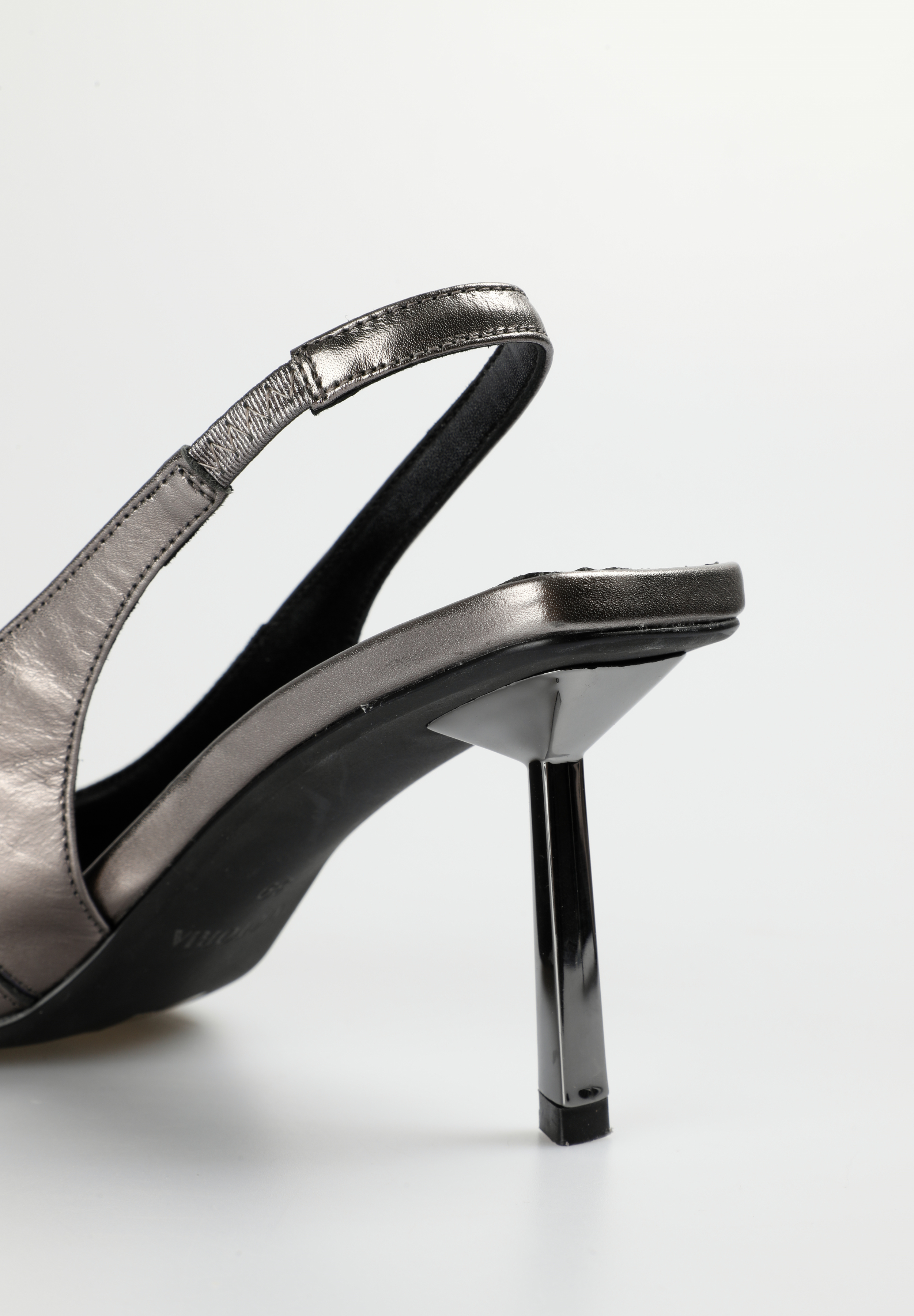 ZAPATO DESTALONADO TACON METALICO SILVER