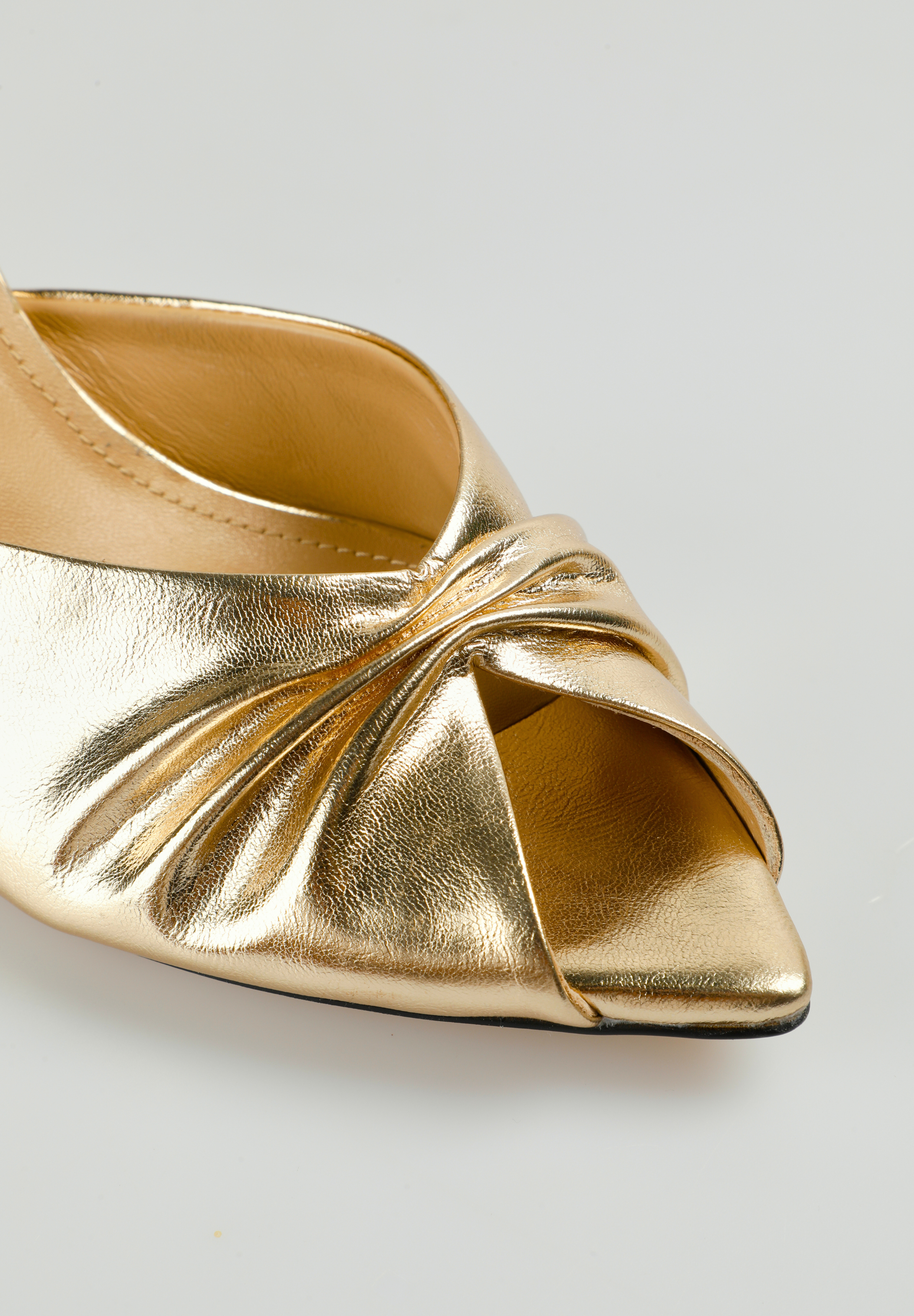 SANDALIA PLIEGUES TACON METALICO GOLD