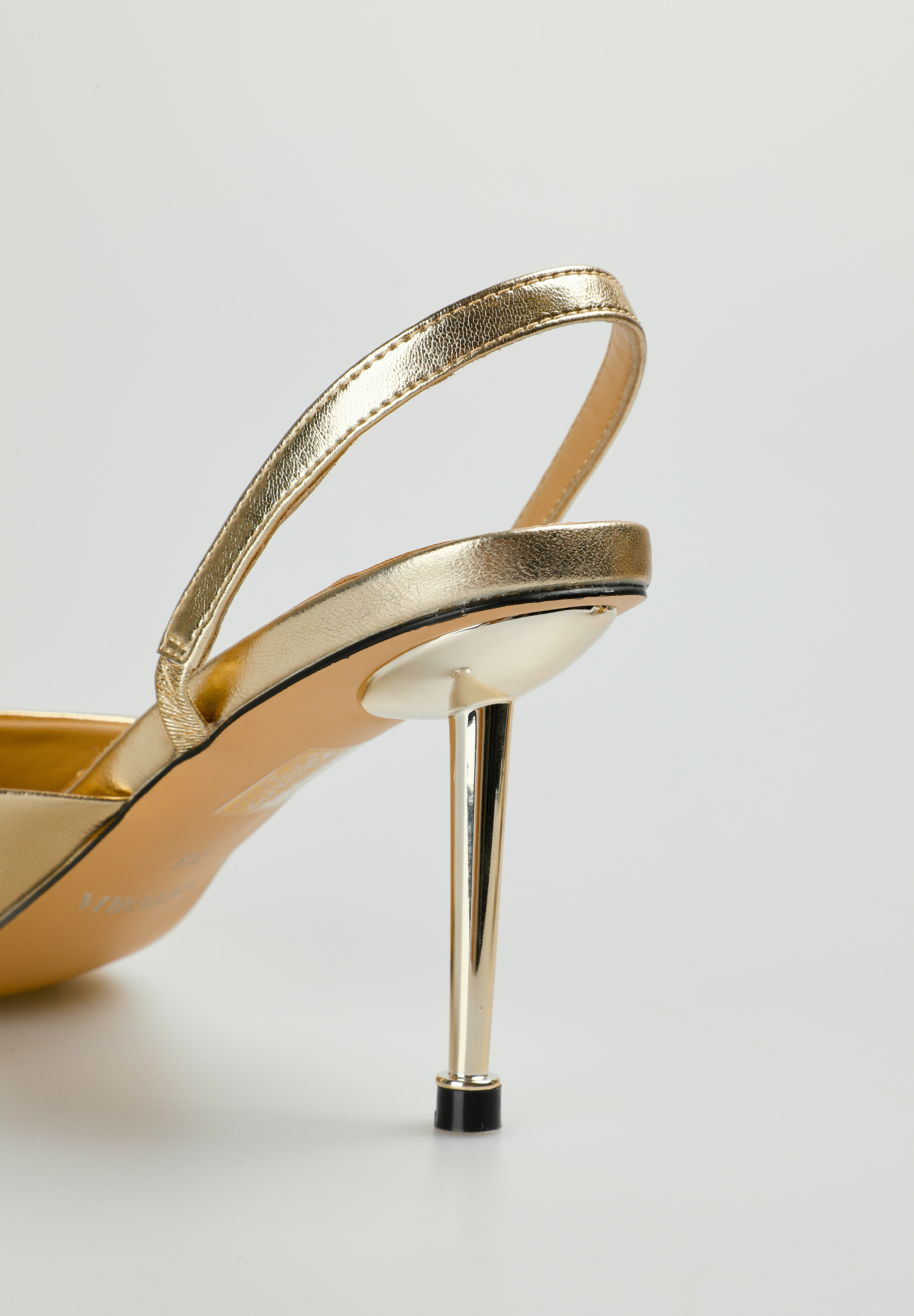 SANDALIA PLIEGUES TACON METALICO GOLD
