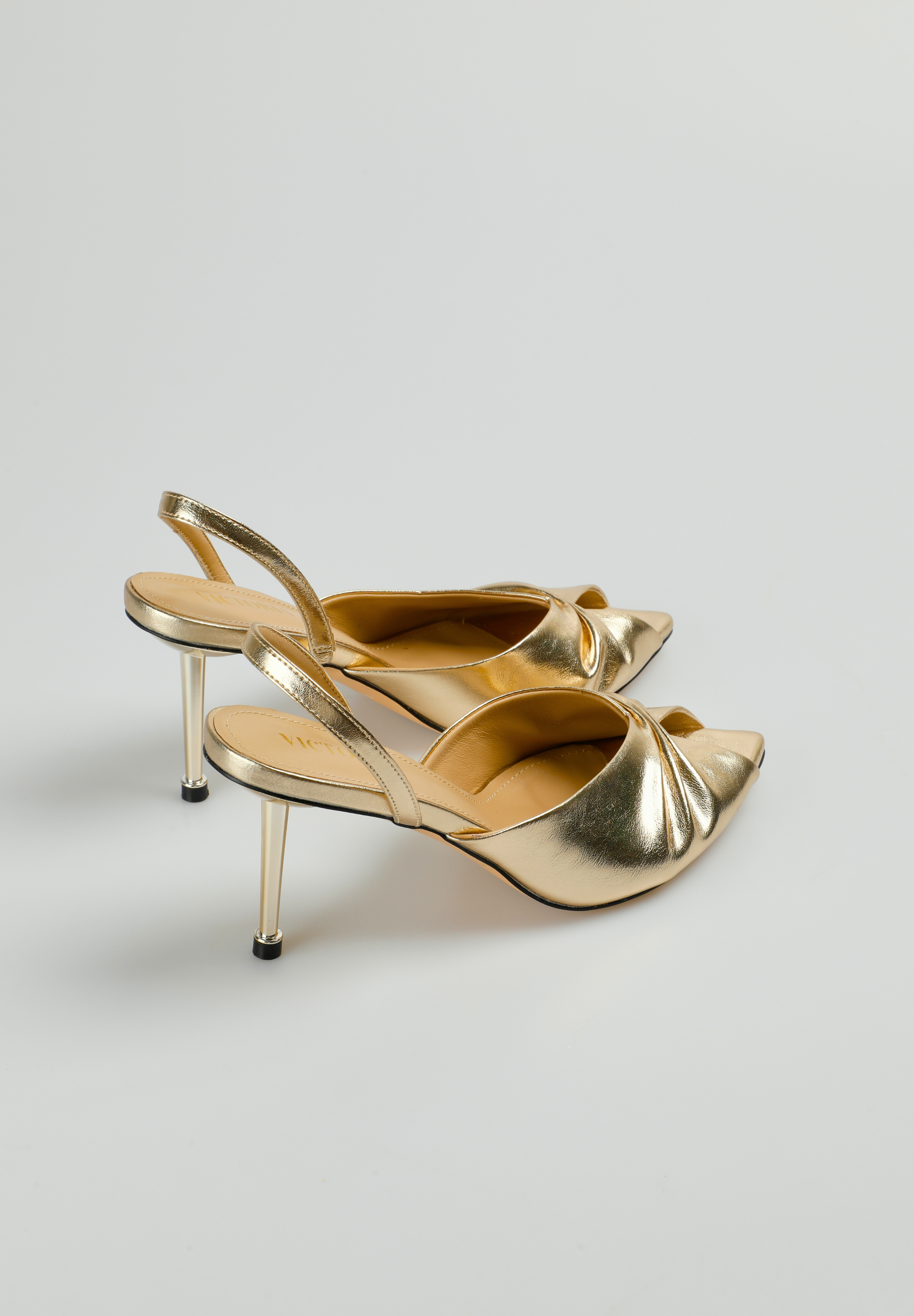 SANDALIA PLIEGUES TACON METALICO GOLD