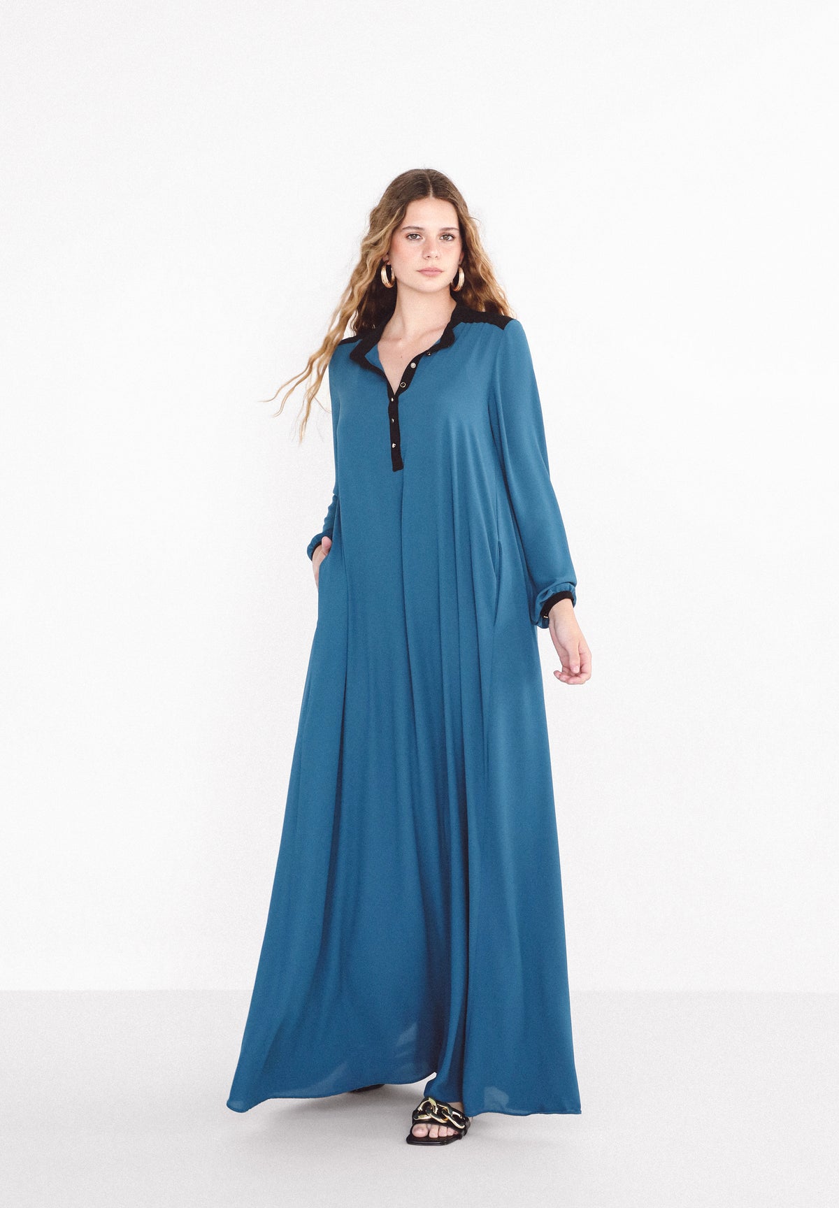 NIA KAFTAN AZUL Y NEGRO