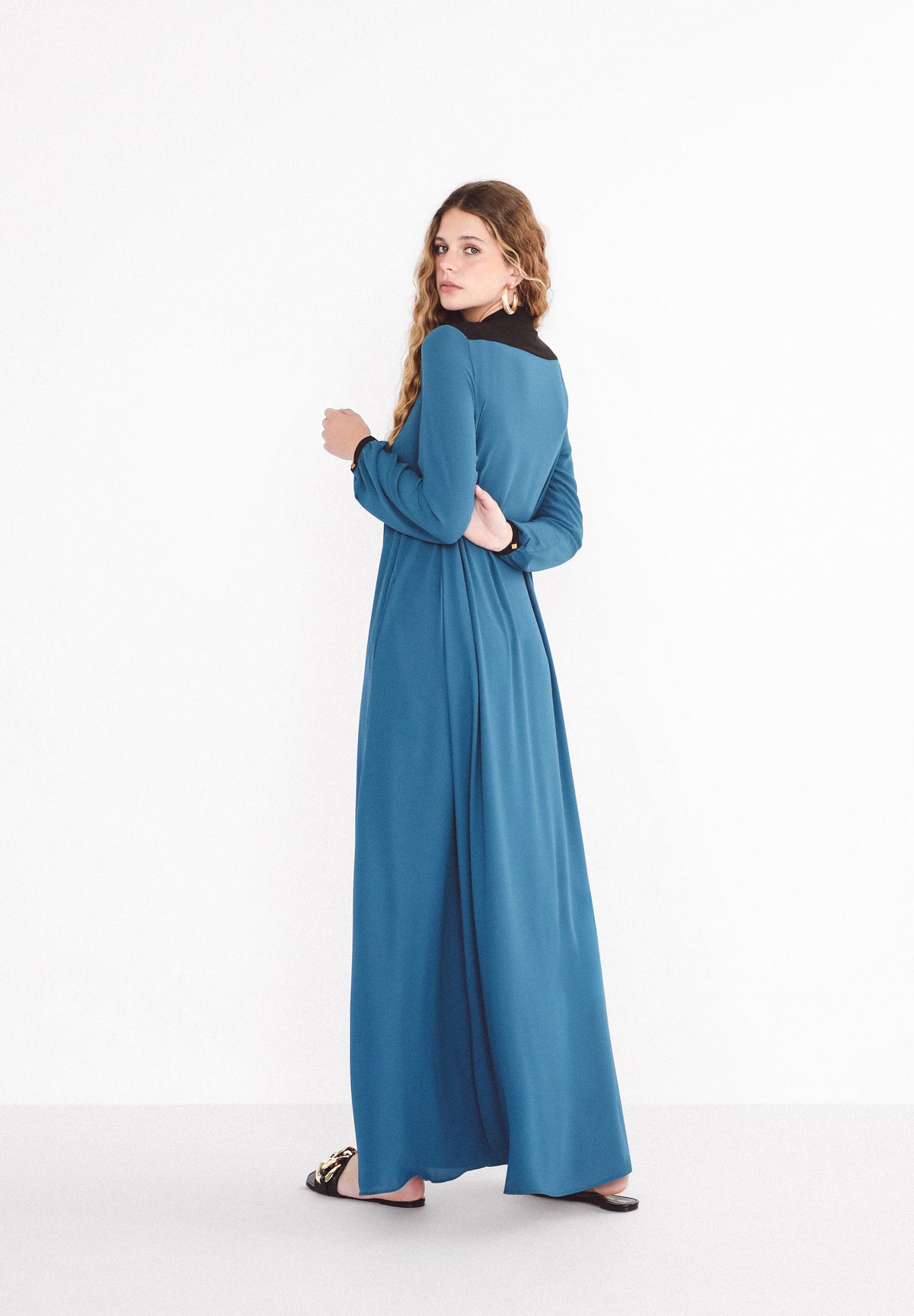 NIA KAFTAN AZUL Y NEGRO